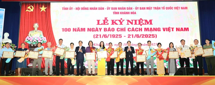 Tỉnh Khánh Hòa tặng bằng khen Văn phòng đại diện báo Tuổi Trẻ vùng Nam Trung Bộ và Tây Nguyên - Ảnh 1. Khánh Hòa - Ảnh 1.