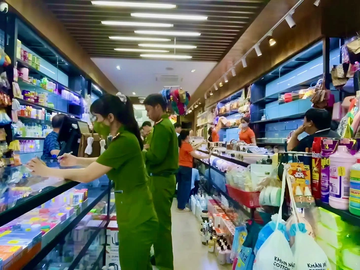 Kinh doanh hàng nhập lậu, giả nhãn hiệu, bị phạt 121 triệu đồng - Ảnh 1.