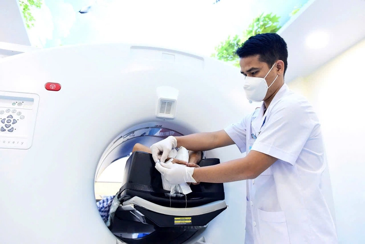 Chụp chiếu tràn lan, chẩn đoán hay trục lợi? - Kỳ 3: Ngăn lạm dụng xét nghiệm, chẩn đoán hình ảnh - Ảnh 2. xét nghiệm - Ảnh 2.