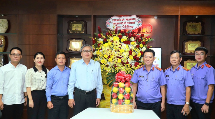 Công an, Viện kiểm sát, Tòa án nhân dân TP.HCM thăm, chúc mừng báo Tuổi Trẻ - Ảnh 2.