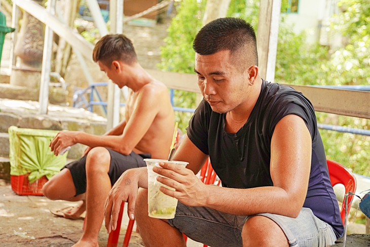 Phu khuân vác trên núi thiêng Bà Đen - Ảnh 3. núi bà đen - Ảnh 3.