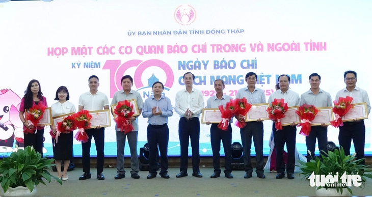 Tỉnh Đồng Tháp tặng bằng khen Văn phòng đại diện báo Tuổi Trẻ vùng Tây Nam Bộ - Ảnh 1.