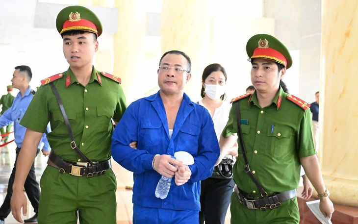 Cháy lớn chung cư ở phường Tân Sơn Nhì, TP.HCM, 8 người bị thương - Ảnh 3.