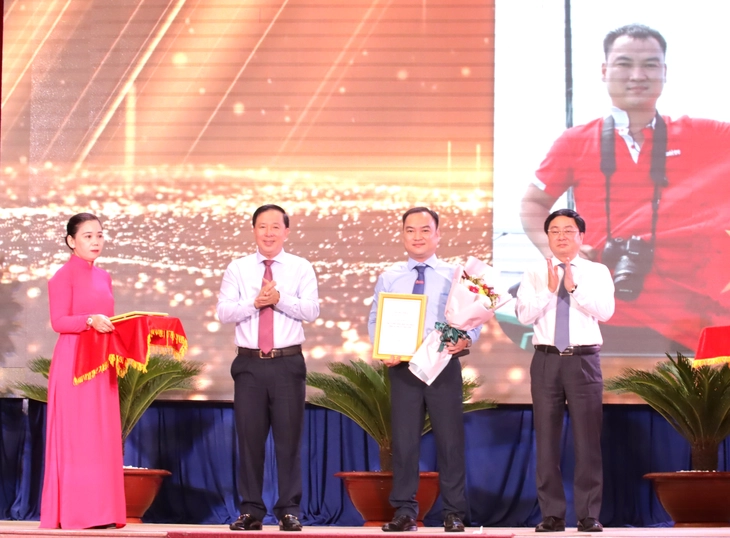 Báo Tuổi Trẻ đoạt giải nhất Giải báo chí Nguyễn An Ninh lần I tỉnh Long An. - Ảnh 1.
