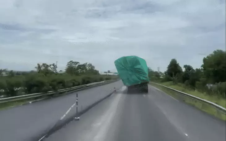 Cục CSGT: Dùng điện thoại khi lái xe trên cao tốc là hành vi đặc biệt nguy hiểm - Ảnh 3.