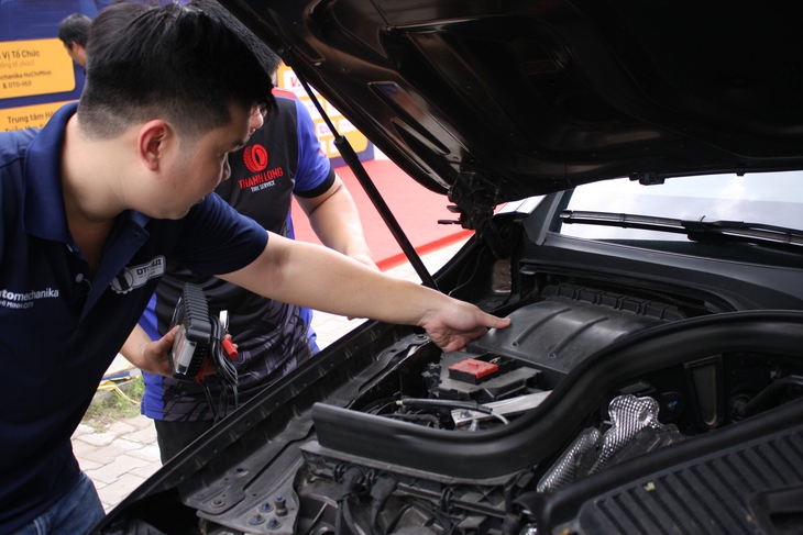 Sôi động ngày hội bảo dưỡng ô tô 0 đồng, giao lưu kinh nghiệm làm gara và trạm sạc xe điện - Ảnh 4.