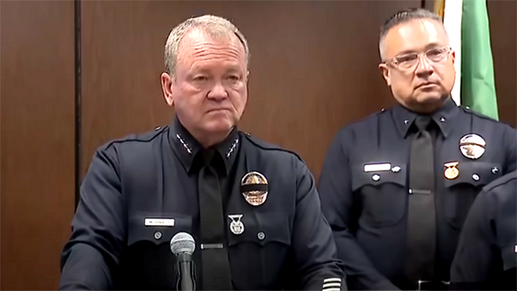 Cảnh sát trưởng Los Angeles khẳng định không hề 'cầu cứu' như ông Trump nói - Ảnh 1.