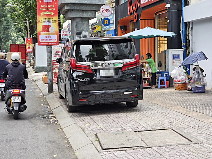 TP.HCM tăng cường phạt nguội lỗi dừng, đậu xe sai quy định - Ảnh 1. phạt nguội - Ảnh 1.
