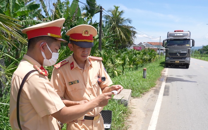 Tài xế xe tải chở cống bê tông 'chênh vênh' trên Quốc lộ 1 bị phạt 20 triệu đồng - Ảnh 4.