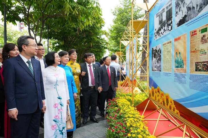 Khai mạc triển lãm ảnh Báo chí cách mạng Việt Nam - Một thế kỷ đồng hành cùng dân tộc - Ảnh 2.