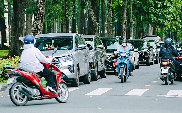 Đậu ô tô tràn lan gây ách tắc: Phạt nghiêm kết hợp quy hoạch, giới hạn mua xe  - Ảnh 1.