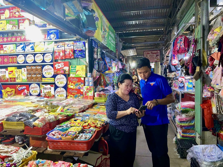 Thanh niên góp sức 'xây' tuyến đường, khu phố không tiền mặt - Ảnh 3.