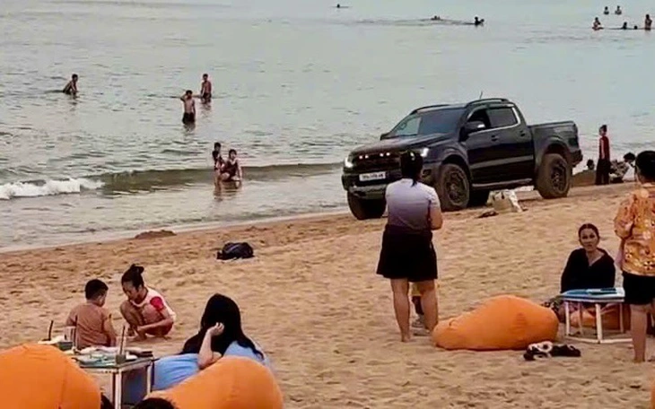 Khởi tố tài xế phóng xe bán tải ở bãi biển Tuy Hòa: Bạn đọc đồng tình cao - Ảnh 3.