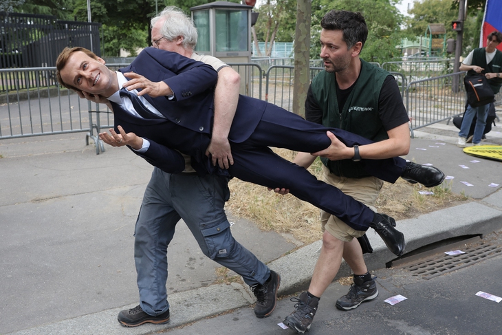 Tượng sáp ông Macron bị đánh cắp để phản đối Pháp làm ăn với Nga - Ảnh 1.