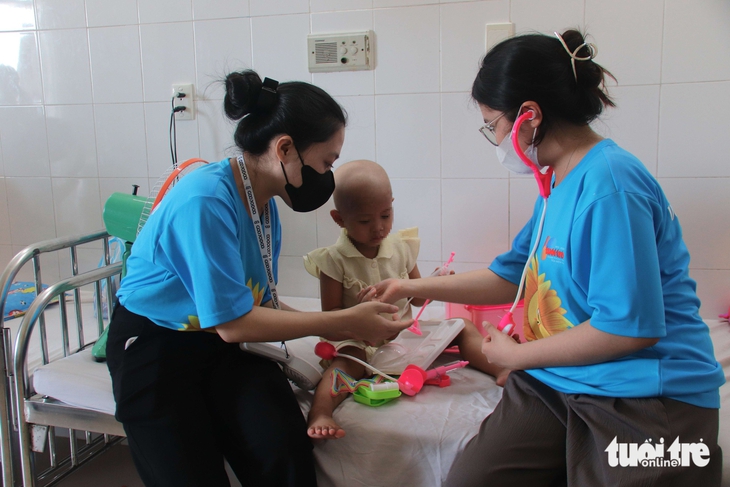 Vừa trở lại bệnh viện, bệnh nhi ung thư vui mừng khi nhận quà từ báo Tuổi Trẻ - Ảnh 6.