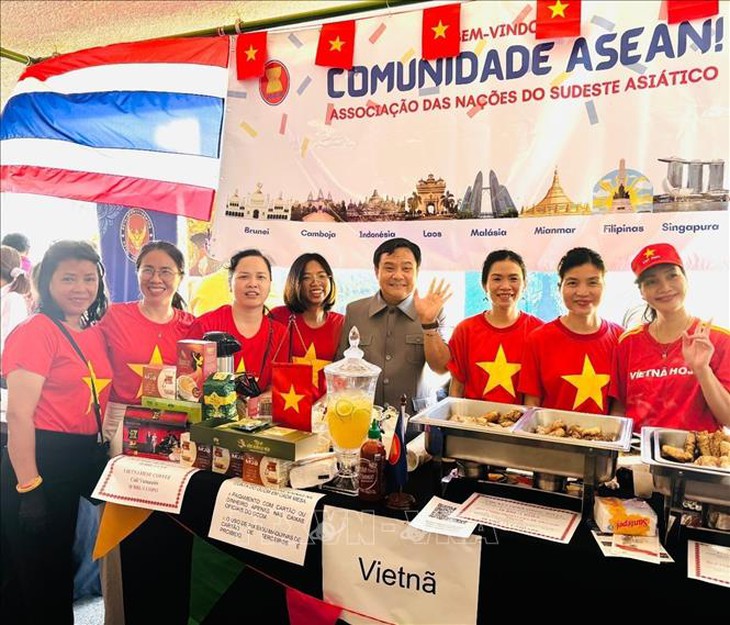 Quảng bá sản phẩm Việt Nam tại hội chợ quốc tế ẩm thực - văn hóa tại Brazil - Ảnh 2. thị trấn - Ảnh 2.