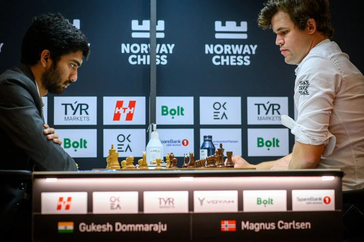 Carlsen đập bàn sau thất bại trước Gukesh - Ảnh 1.