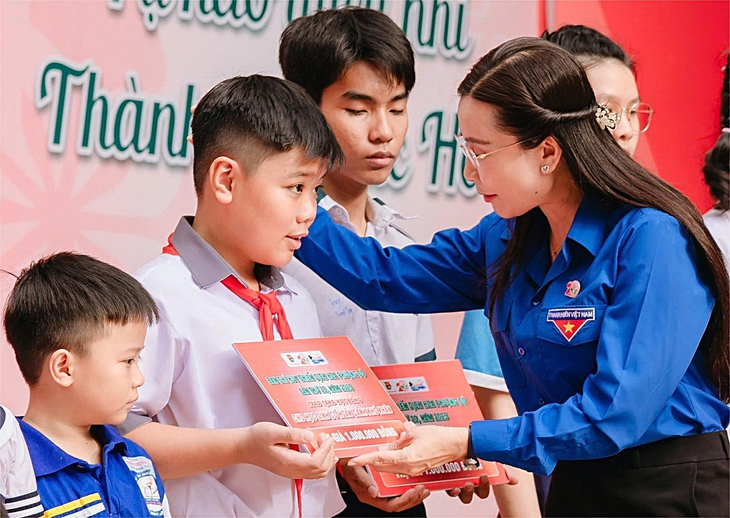 20 mùa trải nghiệm cùng Hoa phượng đỏ - Ảnh 1. Hoa phượng đỏ - Ảnh 1.