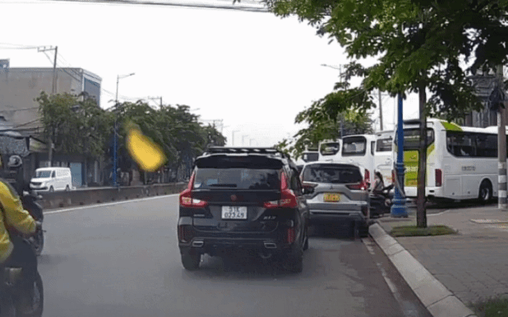 Tai nạn giữa xe khách và xe tải làm 6 người thương vong - Ảnh 3.