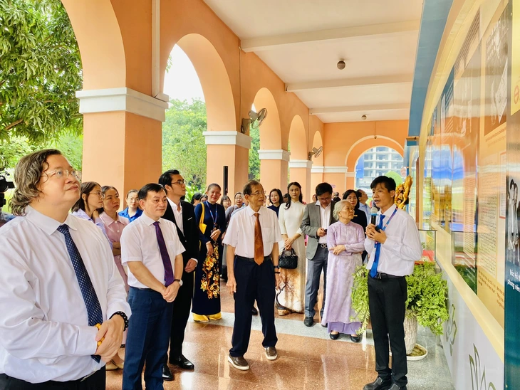 Chủ tịch Hồ Chí Minh viết hơn 2.000 bài báo với 182 bút danh bằng nhiều thứ tiếng - Ảnh 1. Chủ tịch Hồ Chí Minh viết hơn 2.000 bài báo bằng nhiều thứ tiếng - Ảnh 1.