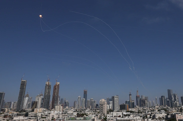 Xung đột Israel - Iran: Còi báo động không kích đang vang lên khắp Israel - Ảnh 1. Iran - Ảnh 1.