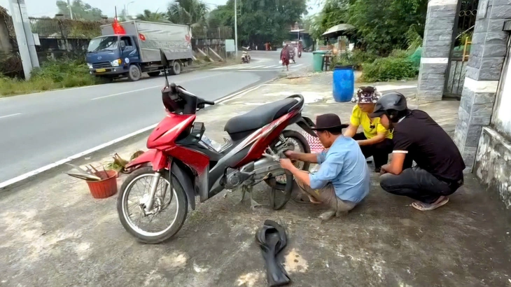 'Độc lạ' Bình Dương: Xe tải hút đinh, vá xe, thay ruột xe... miễn phí của hai vợ chồng - Ảnh 6.