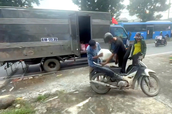 'Độc lạ' Bình Dương: Xe tải hút đinh, vá xe, thay ruột xe... miễn phí của hai vợ chồng - Ảnh 7.