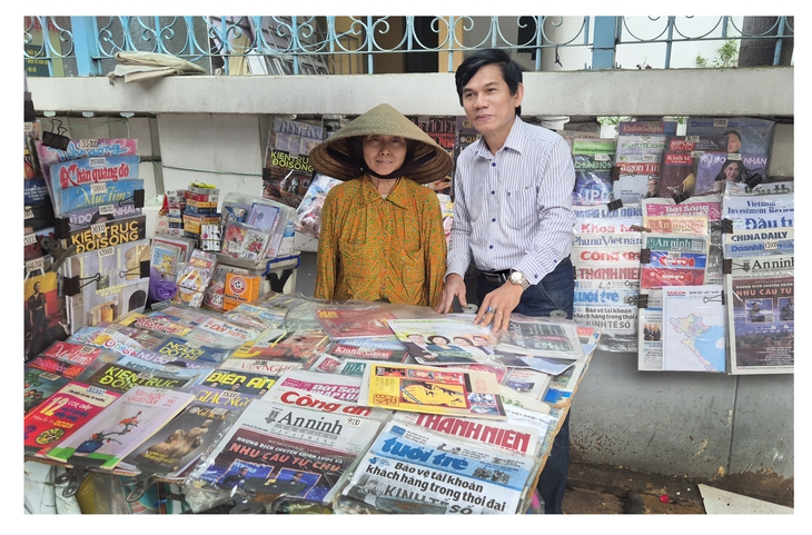 Những sạp báo cuối cùng ở TP.HCM qua tranh Lê Sa Long - Ảnh 6. Thương những sạp báo cuối cùng ở TP.HCM qua tranh vẽ của Lê Sa Long - Ảnh 6.