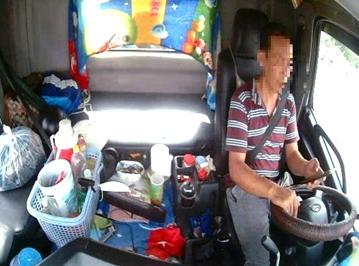 Phạt nặng, nhưng nhiều tài xế vẫn vừa dùng điện thoại vừa lái xe trên cao tốc - Ảnh 1.