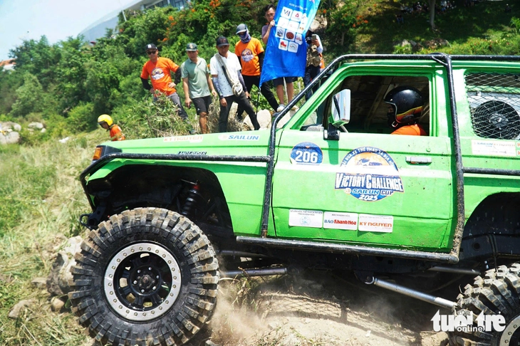Hấp dẫn xem xe địa hình vượt dốc, lội nước trên bãi biển Nha Trang - Ảnh 3. Nha Trang - Ảnh 3.