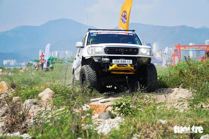 Hấp dẫn xem xe địa hình vượt dốc, lội nước trên bãi biển Nha Trang - Ảnh 6. Nha Trang - Ảnh 6.