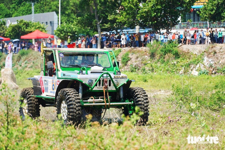 Hấp dẫn xem xe địa hình vượt dốc, lội nước trên bãi biển Nha Trang - Ảnh 7. Nha Trang - Ảnh 7.