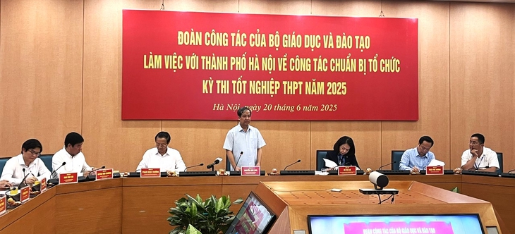 Bộ trưởng Nguyễn Kim Sơn kiểm tra chuẩn bị thi tốt nghiệp THPT tại Hà Nội - Ảnh 1.
