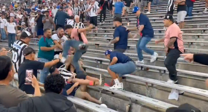 Cổ động viên PSG đạp thẳng vào người cổ động viên Botafogo - Ảnh 1.