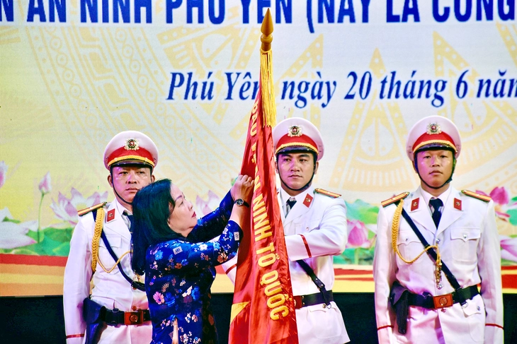 Công an tỉnh Phú Yên đón nhận danh hiệu Anh hùng Lực lượng vũ trang nhân dân - Ảnh 1.