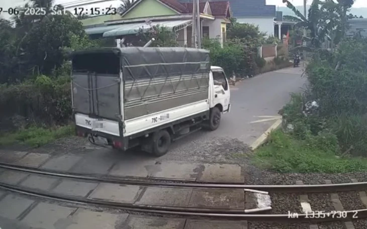 Tài xế liều lĩnh điều khiển xe tải vượt gác chắn đường sắt ở Thanh Hóa - Ảnh 3.