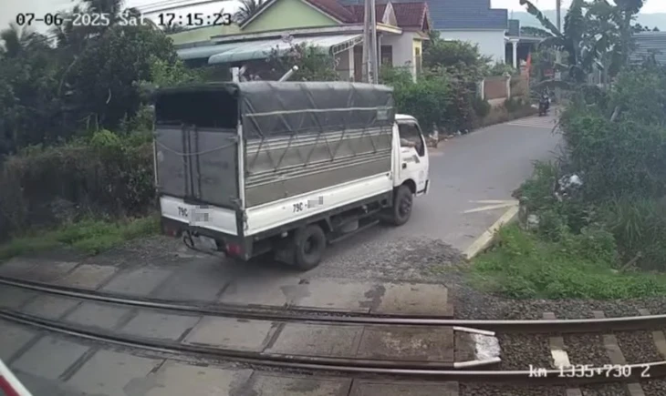 Xử phạt tài xế xe tải tông gãy cần chắn tự động trên đường sắt - Ảnh 1. đường sắt - Ảnh 1.