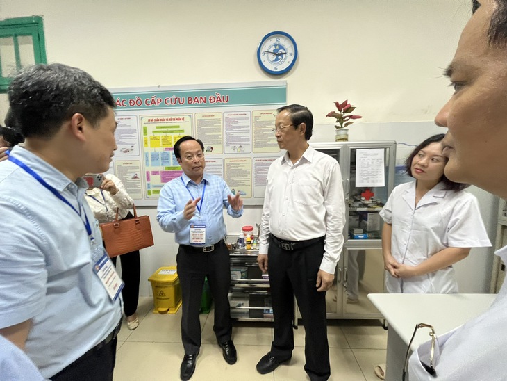 Bộ trưởng Nguyễn Kim Sơn kiểm tra chuẩn bị thi tốt nghiệp THPT tại Hà Nội - Ảnh 3.