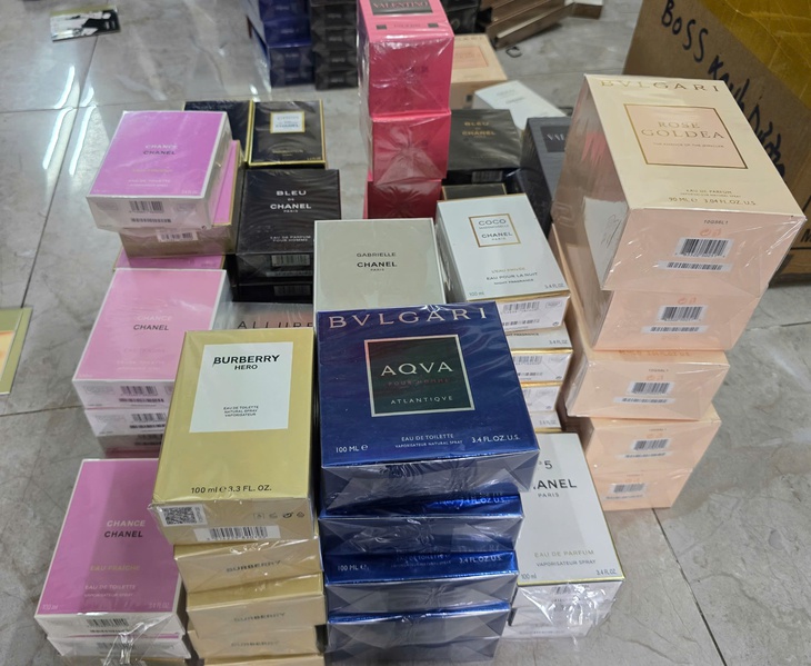 Công an TP.HCM triệt phá băng nhóm mua bán hơn 10.000 chai nước hoa Chanel, Bvlgari, Dior... giả - Ảnh 2.