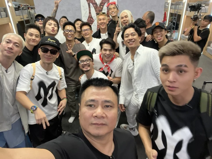 Nghệ sĩ chúc mừng 100 năm ngày Báo chí cách mạng Việt Nam; Suga BTS xin lỗi ngay khi xuất ngũ - Ảnh 2. Một tài tử 50 tuổi ngừng hoạt động vì bê bối tình dục; Suga BTS xin lỗi ngay khi xuất ngũ - Ảnh 2.
