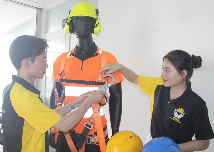 Đặt an toàn, vệ sinh lao động trên hết Đặt an toàn, vệ sinh lao động trên hết