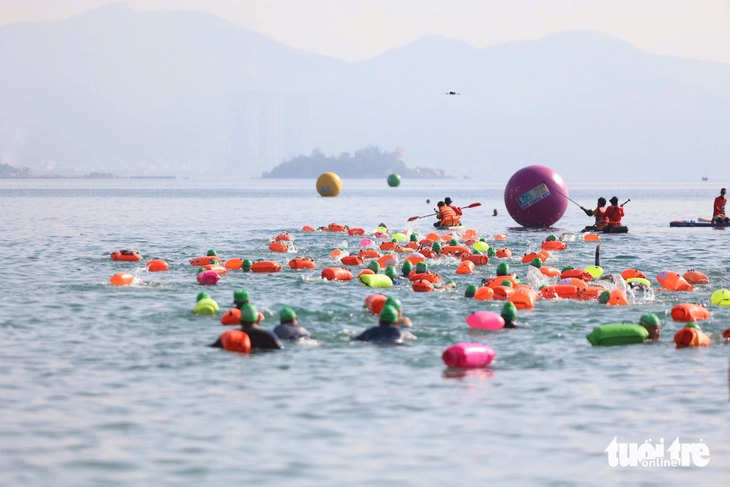 Kình ngư Ánh Viên cùng hơn 800 vận động viên bơi trên vịnh Nha Trang - Ảnh 4. Nha Trang - Ảnh 4.