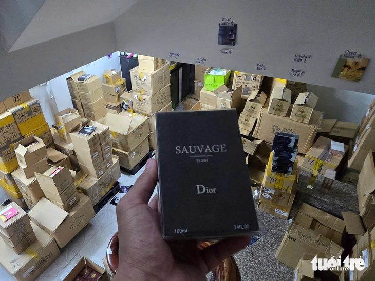 Công an TP.HCM triệt phá băng nhóm mua bán hơn 10.000 chai nước hoa Chanel, Bvlgari, Dior... giả - Ảnh 3.