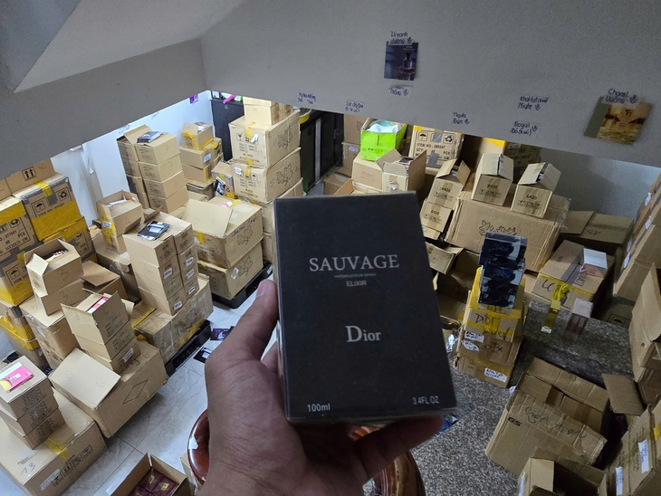 Công an TP.HCM triệt phá băng nhóm mua bán hơn 10.000 chai nước hoa Chanel, Bvlgari, Dior... giả - Ảnh 3.