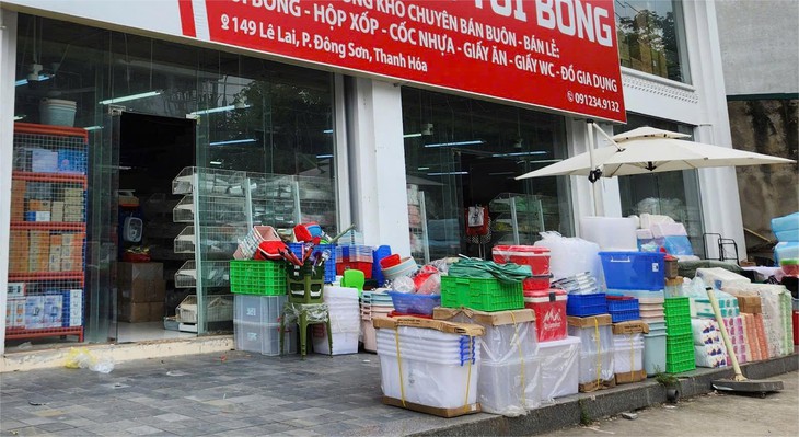 Vụ ngàn chai nước mắm vứt ven đường: Kiểm tra cơ sở sản xuất ở Thanh Hóa - Ảnh 1.