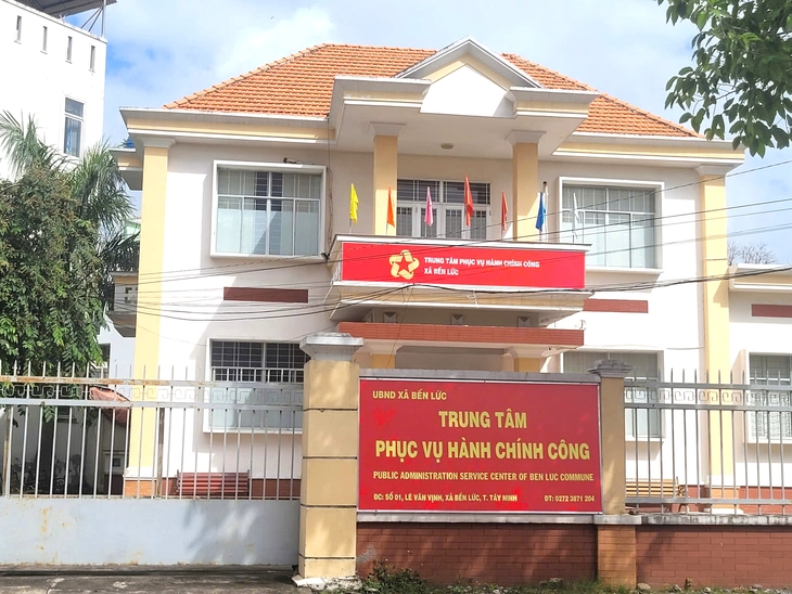 Nhiều xã mới ở Long An đã gắn biển tên Tây Ninh - Ảnh 2.