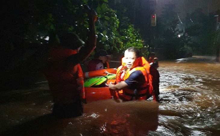 Thái Nguyên ngập sâu vì mưa lớn, dân leo lên mái nhà cầu cứu