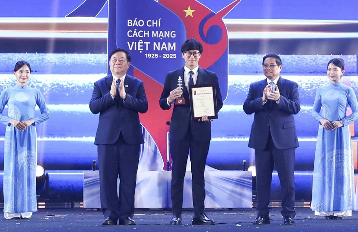 Báo Tuổi Trẻ giành ba giải báo chí quốc gia, giải A cho phóng sự ảnh xúc động về Làng Nủ - Ảnh 1.