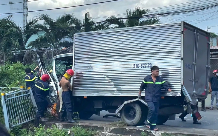 Kịch tính pha lái máy bay phun thuốc sâu cứu 2 trẻ kẹt giữa dòng nước xiết- Ảnh 2.