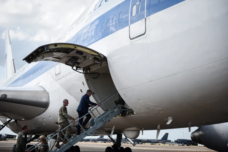 Mỹ bác tin điều động máy bay 'Ngày tận thế' vì xung đột Israel - Iran - Ảnh 1.